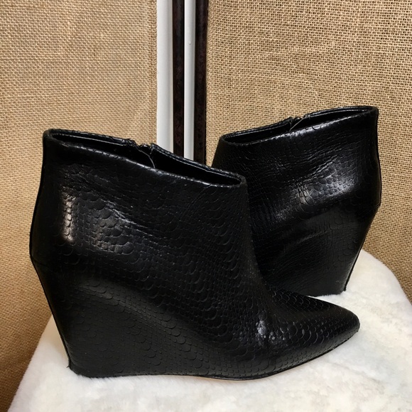 “BCBG-MAXAZRIA” WOMENS VADANS BLACK LEATHER SNAKE PRINT ZIPPER ANKLE BOOTS – 8 1 - Picture 4 of 12